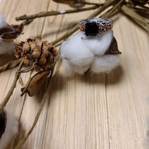 Exquisite Black Stone Ring with Rose Gold and Silver Accents - Picture 13 of 14